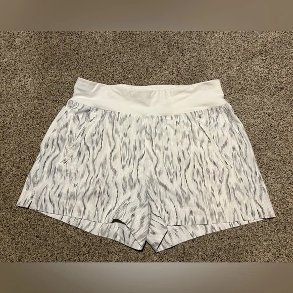 Athleta Trekkie North Shorts Women's size 8 - Picture 3 of 6